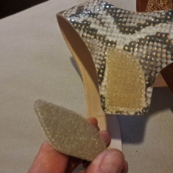 Vince Camuto Olinsa Natural Gold Metallic Snake Leather Cork Trimmed Sandal 8.5 - Picture 9 of 9